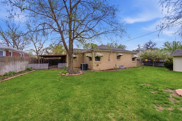 1555 N Womer Dr, Wichita, KS 67203