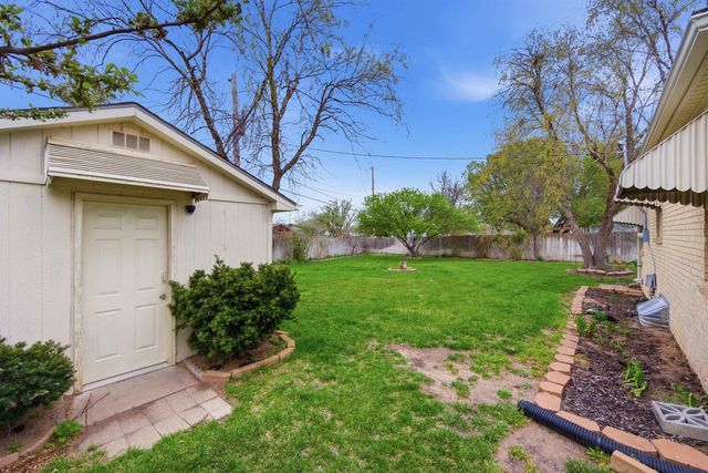 1555 N Womer Dr, Wichita, KS 67203