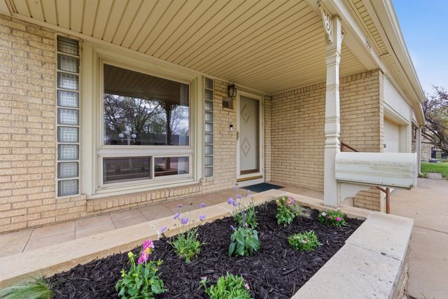 1555 N Womer Dr, Wichita, KS 67203