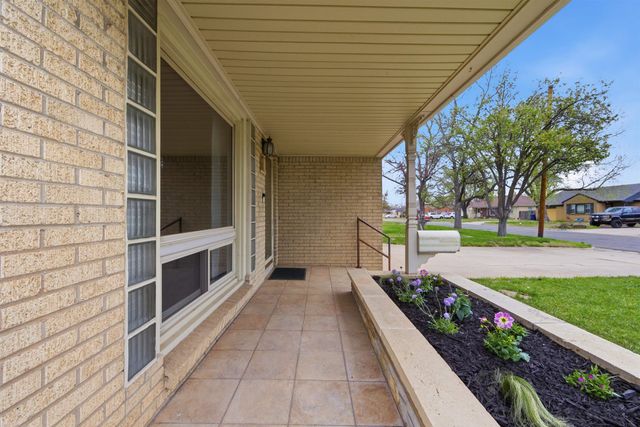 1555 N Womer Dr, Wichita, KS 67203