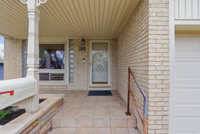 1555 N Womer Dr, Wichita, KS 67203