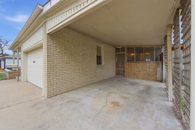 1555 N Womer Dr, Wichita, KS 67203