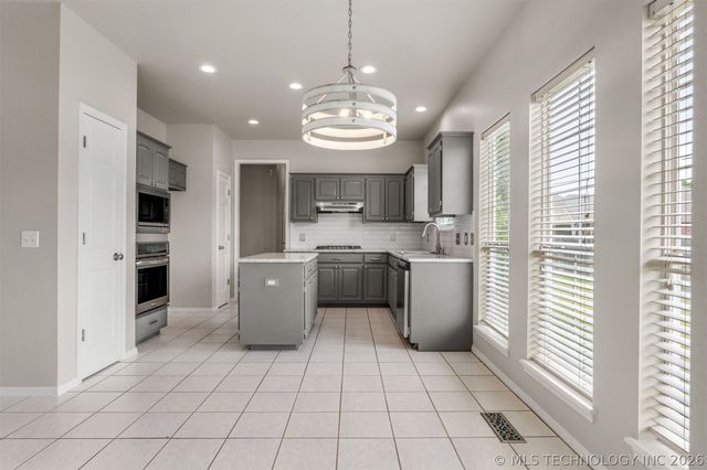 8963 N 133rd East Avenue, Owasso, OK 74055