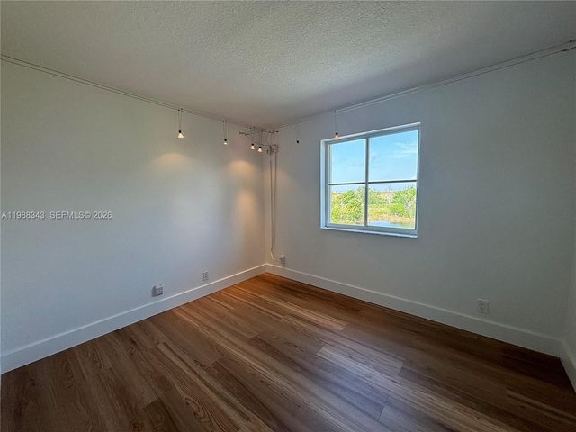 1653 Winterberry Ln, Weston, FL 33327