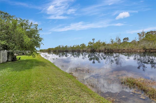 1653 Winterberry Ln, Weston, FL 33327