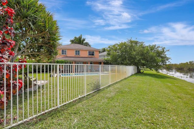 1653 Winterberry Ln, Weston, FL 33327