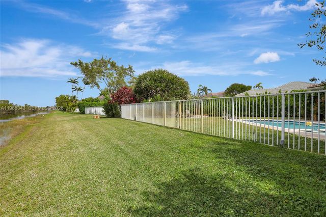 1653 Winterberry Ln, Weston, FL 33327