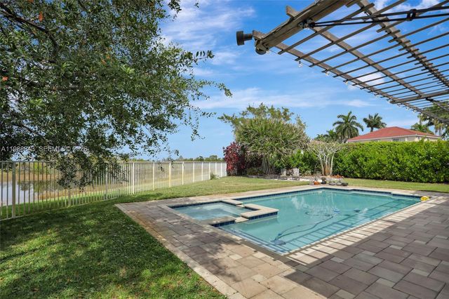 1653 Winterberry Ln, Weston, FL 33327