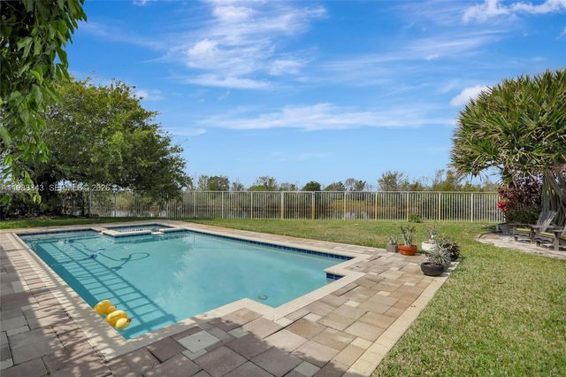 1653 Winterberry Ln, Weston, FL 33327