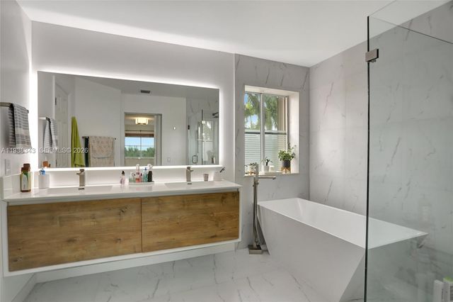 1653 Winterberry Ln, Weston, FL 33327