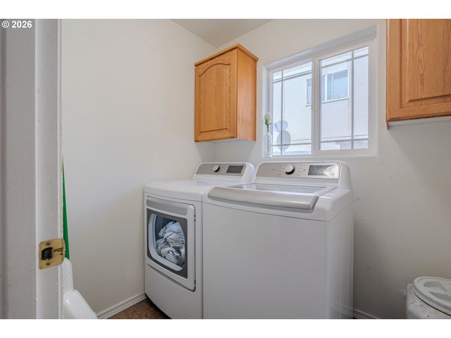 414 N 3RD Pl, Kalama, WA 98625