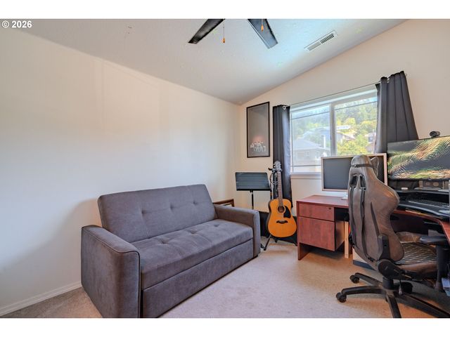 414 N 3RD Pl, Kalama, WA 98625
