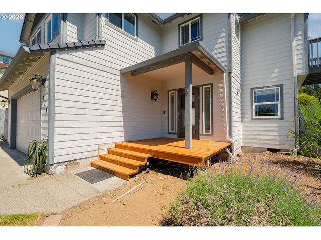 414 N 3RD Pl, Kalama, WA 98625