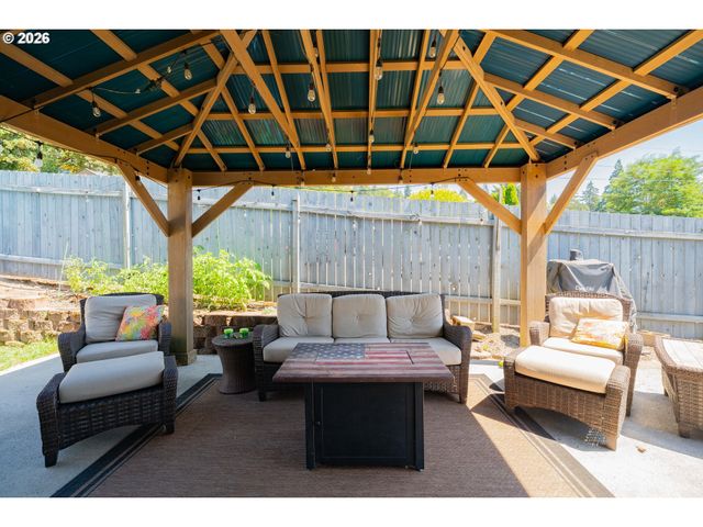 414 N 3RD Pl, Kalama, WA 98625