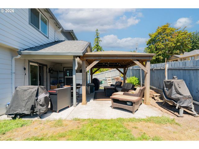 414 N 3RD Pl, Kalama, WA 98625