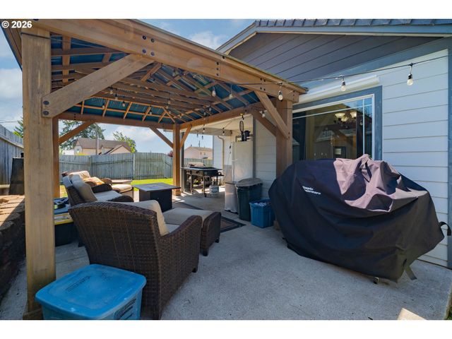 414 N 3RD Pl, Kalama, WA 98625