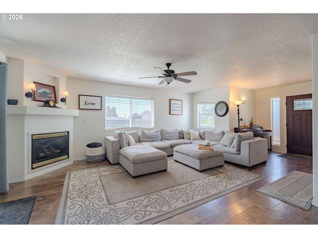 414 N 3RD Pl, Kalama, WA 98625
