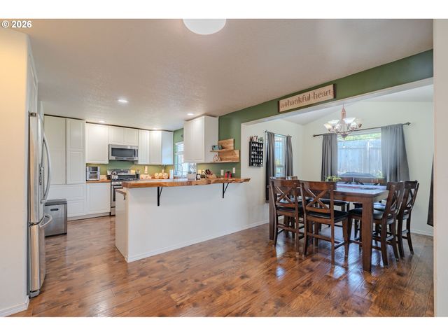 414 N 3RD Pl, Kalama, WA 98625