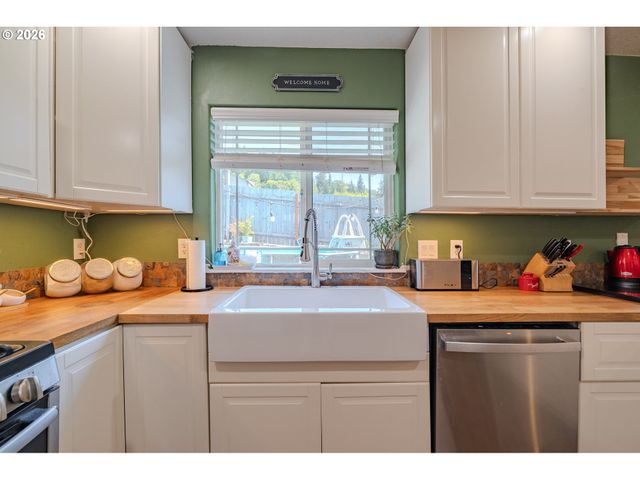 414 N 3RD Pl, Kalama, WA 98625