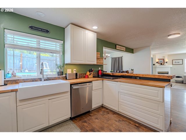 414 N 3RD Pl, Kalama, WA 98625