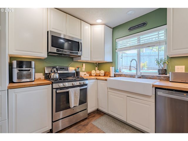 414 N 3RD Pl, Kalama, WA 98625