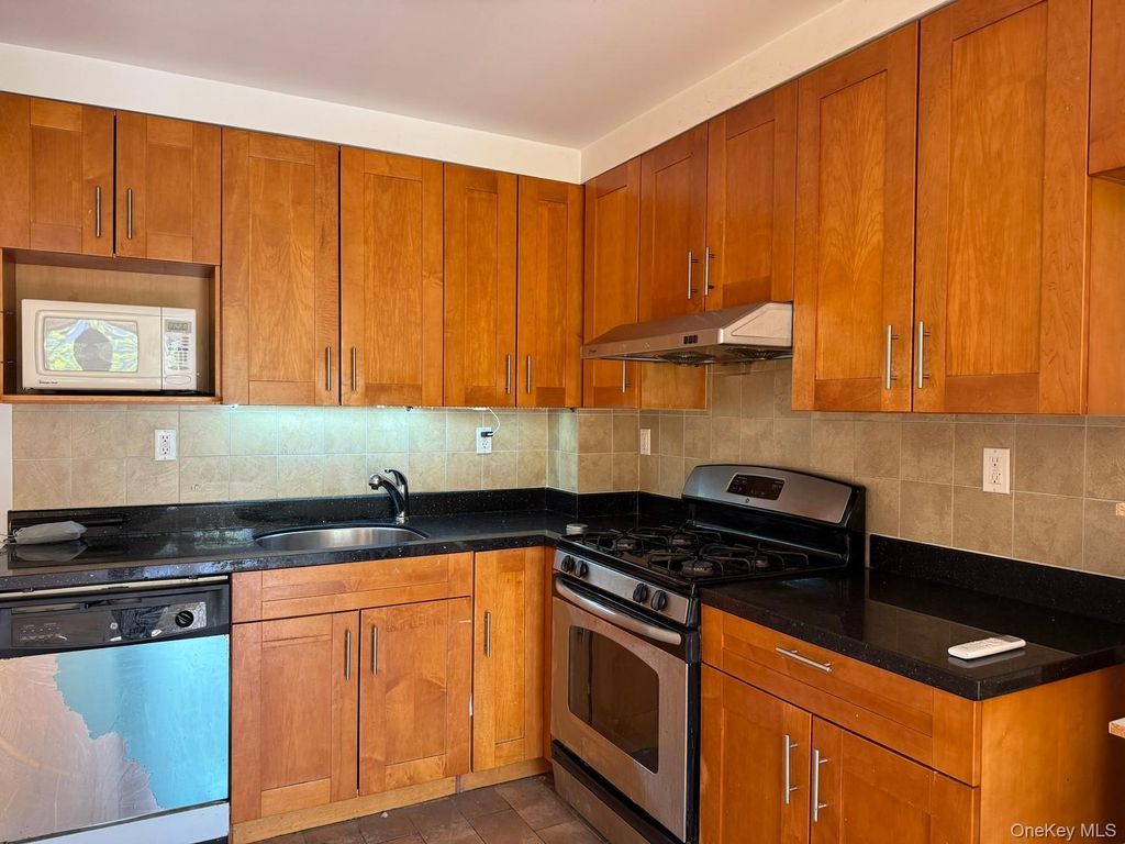 93-05 37th Avenue 2B, Jackson Heights, NY 11372 — photo 2