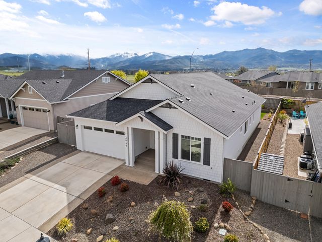 3844 Arena Drive, Medford, OR 97504