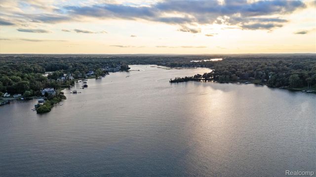 5305 Elmgate Bay Drive, Orchard Lake Village, MI 48324