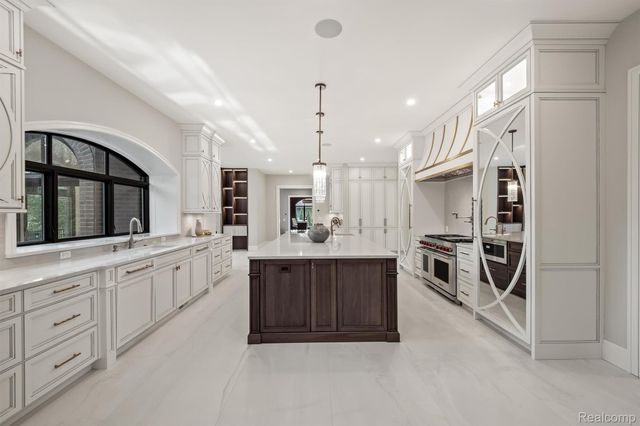 5305 Elmgate Bay Drive, Orchard Lake Village, MI 48324