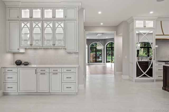 5305 Elmgate Bay Drive, Orchard Lake Village, MI 48324