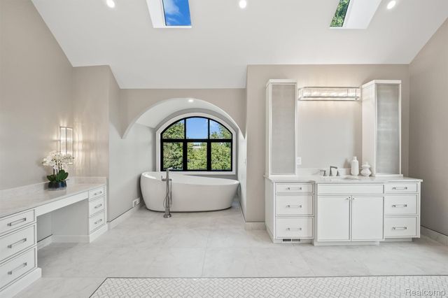 5305 Elmgate Bay Drive, Orchard Lake Village, MI 48324