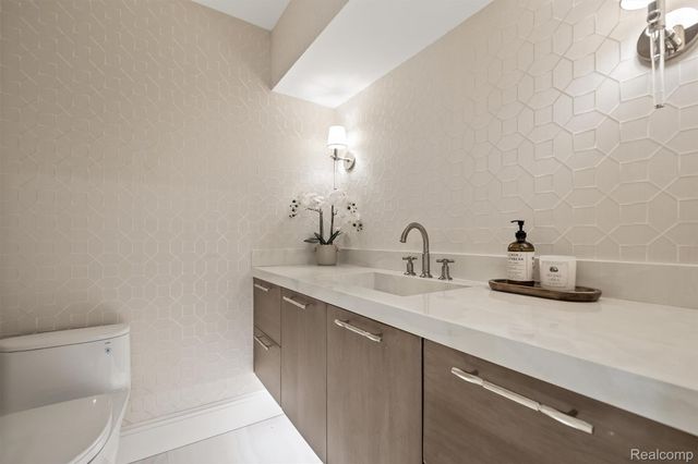 5305 Elmgate Bay Drive, Orchard Lake Village, MI 48324