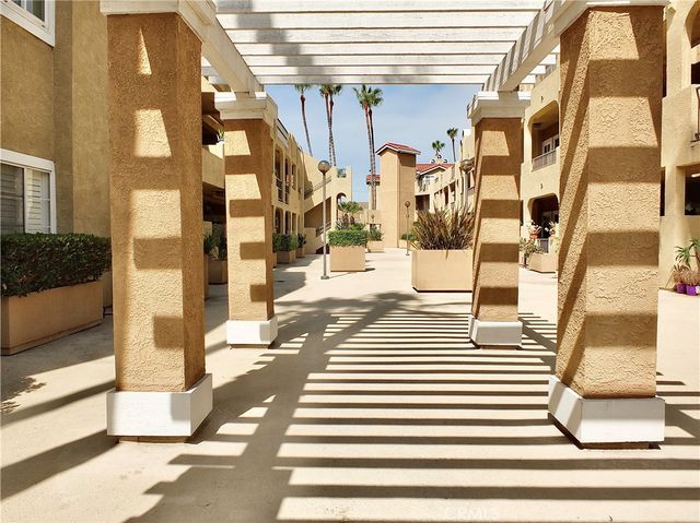16912 Sims 103, Huntington Beach, CA 92649