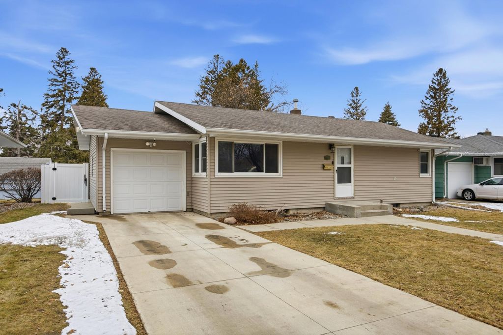 1621 17th Street S, Moorhead, MN 56560