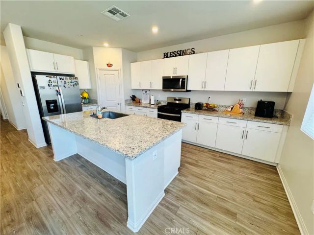 689 Carnation, San Jacinto, CA 92583