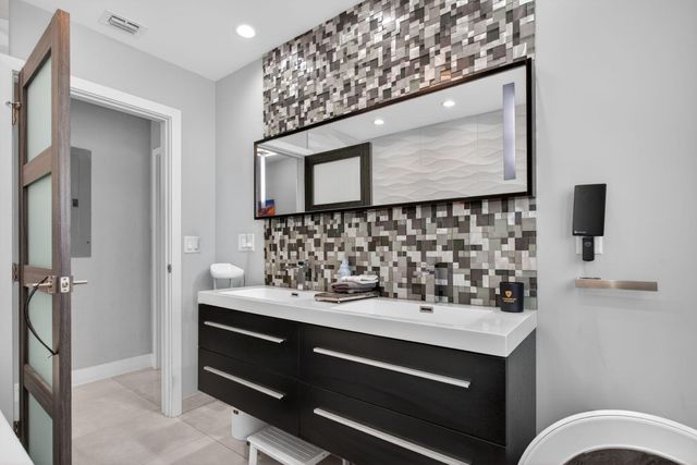 2732 NE 35th Drive, Fort Lauderdale, FL 33308