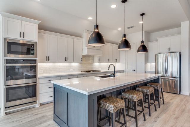 10440 Gray Hills Drive, Fort Worth, TX 76126