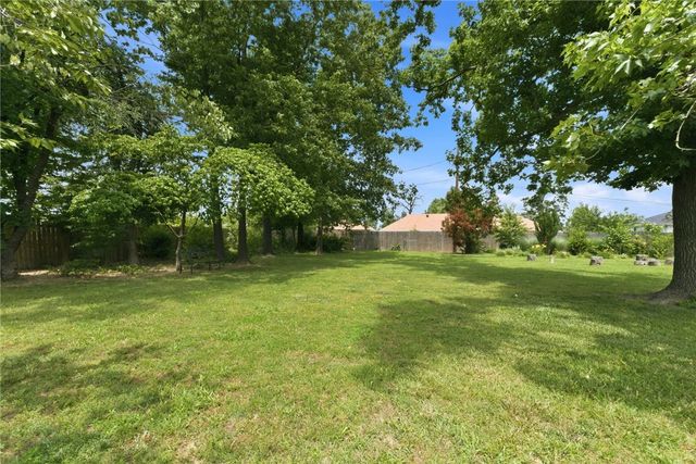 504 S 11th Place, Rogers, AR 72756