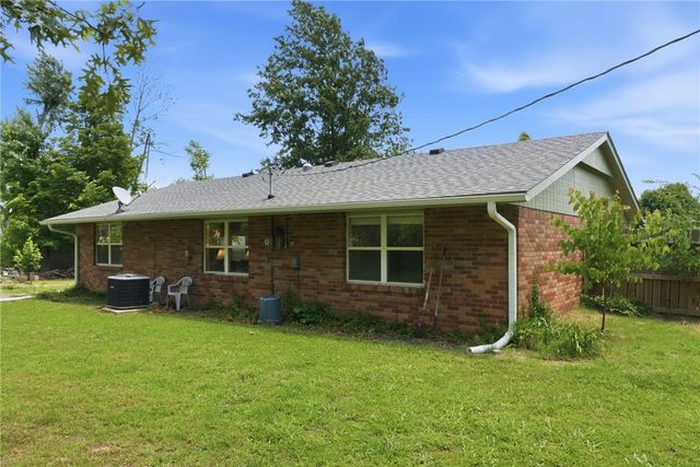 504 S 11th Place, Rogers, AR 72756