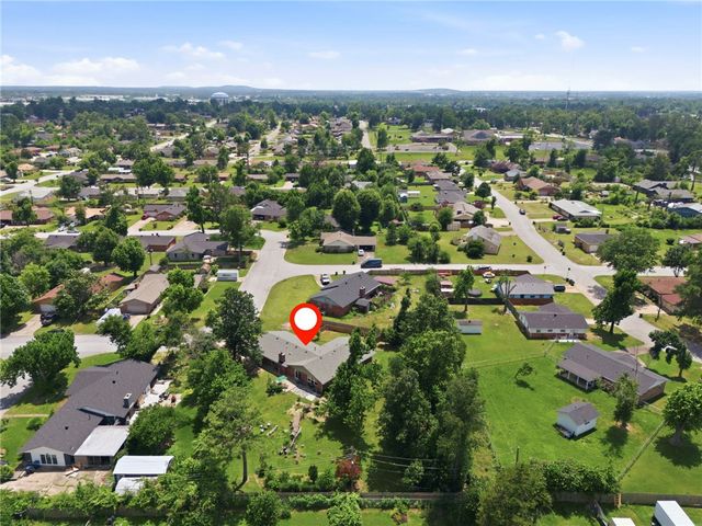 504 S 11th Place, Rogers, AR 72756