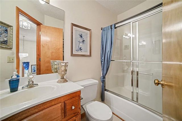 507 E 10th Street, Kearney, MO 64060
