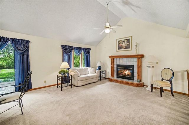 507 E 10th Street, Kearney, MO 64060