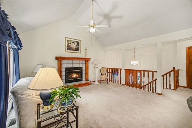 507 E 10th Street, Kearney, MO 64060