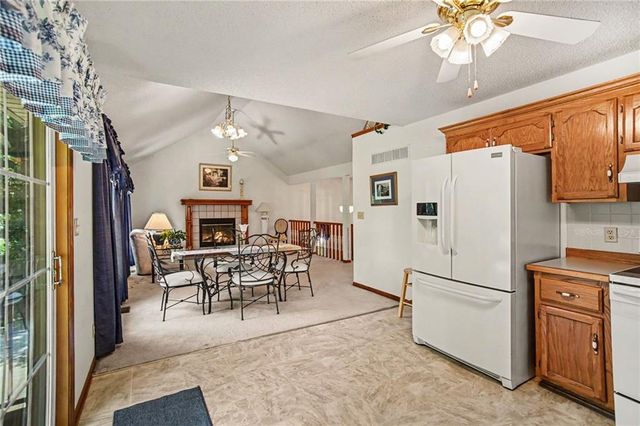 507 E 10th Street, Kearney, MO 64060