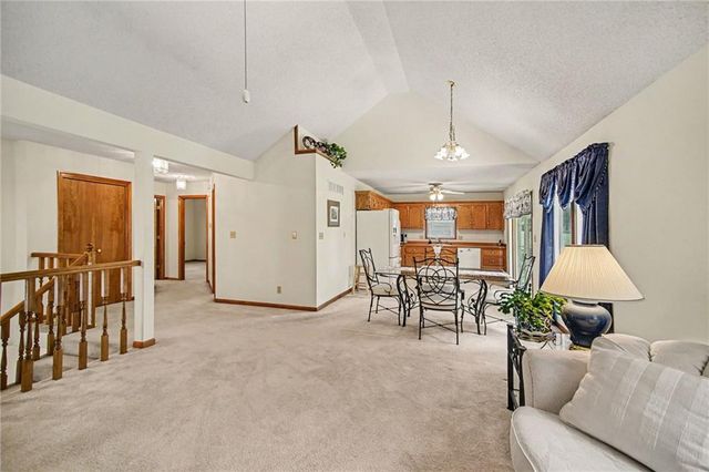 507 E 10th Street, Kearney, MO 64060