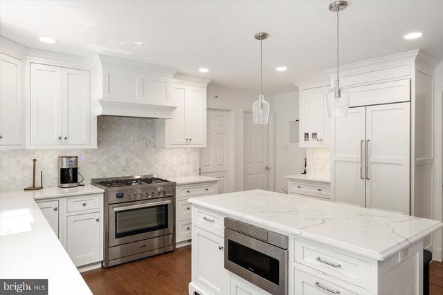 1 HIDDEN ACRES DR, Voorhees, NJ 08043