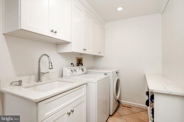 1 HIDDEN ACRES DR, Voorhees, NJ 08043