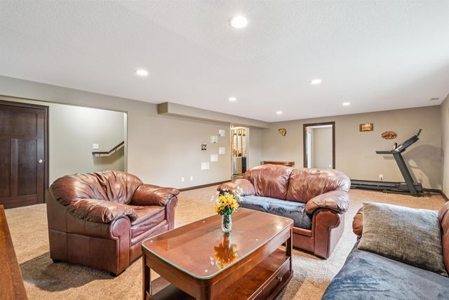 4755 Winghaven Drive, Waterloo, IA 50701