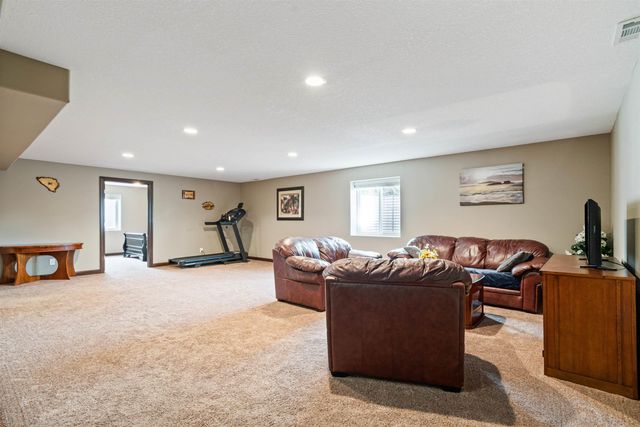 4755 Winghaven Drive, Waterloo, IA 50701