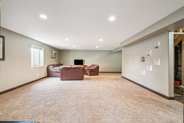 4755 Winghaven Drive, Waterloo, IA 50701